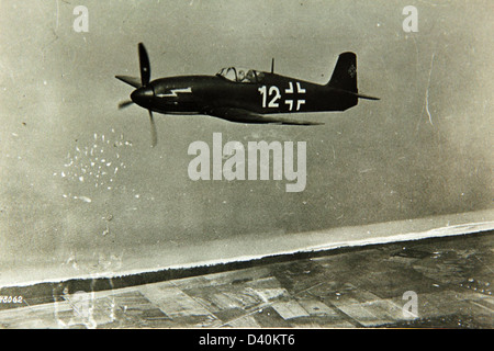 Le Heinkel He 100 était un avion de chasse prototype allemand développé dans les années 1930 Connu pour sa grande vitesse et son design aérodynamique, il était l'un des avions les plus rapides de son temps, mais n'est pas entré en production complète. Banque D'Images