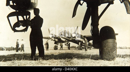 Le Heinkel He 111 était un bombardier moyen allemand largement utilisé pendant la première Guerre mondiale conçu dans les années 1930, il était propulsé par deux moteurs Daimler-Benz DB 601 et avait une vitesse de pointe de 400 km/h. Le He 111 a été largement utilisé au début de la guerre, y compris pendant la bataille d'Angleterre, et est resté en service pendant une grande partie du conflit. Banque D'Images