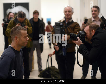 Wolfgang Tillmans photographe pose à la Collection d'Art de Rhénanie du Nord-Westphalie à Duesseldorf, Allemagne, 28 février 2013. L'exposition Wolfgang Tillmans est ouvert du 02 mars jusqu'au 07 juillet. Photo : CAROLINE SEIDEL Banque D'Images