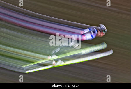 Samuel Costa de l'Italie s'élance dans l'air pendant un saut de la première compétition de Combiné nordique Saut à Ski Nordique les Championnats du monde à Val di Fiemme, Italie, 28 février 2013. Photo : Daniel Karmann/dpa  + + +(c) afp - Bildfunk + + + Banque D'Images