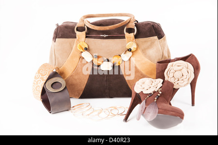 Femme bottes à talons hauts, bijoux, ceinture et sac magnifique isolé sur fond blanc Banque D'Images