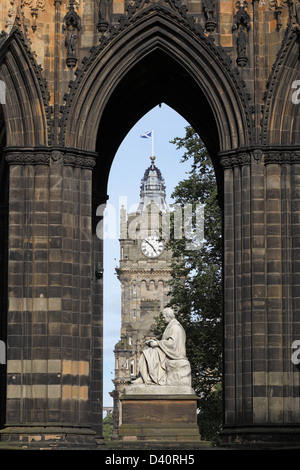 Sir Walter Scott Monument et Statue dans East Princes Street Gardens, avec le Balmoral Hotel Clock Tower derrière, centre-ville d'Édimbourg, Écosse, Royaume-Uni Banque D'Images