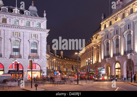 London Regent Street de Piccadilly Circus au crépuscule avec les taxis et bus Banque D'Images