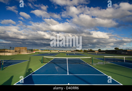 Aire de tennis derrière le stade olympique, ville de Montréal, Canada. Banque D'Images