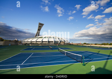 Aire de tennis derrière le stade olympique, ville de Montréal, Canada. Banque D'Images