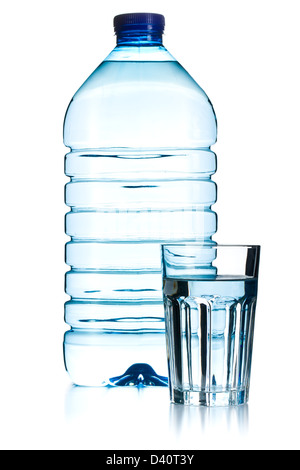 Les verres d'eau et bouteille en plastique Banque D'Images