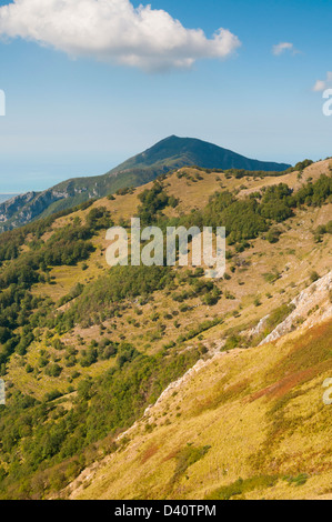 Vue sur la mer Tyrrhénienne de Alpes Apuanes (Alpes Apuanes), la province de Lucques, Toscane, Italie Banque D'Images