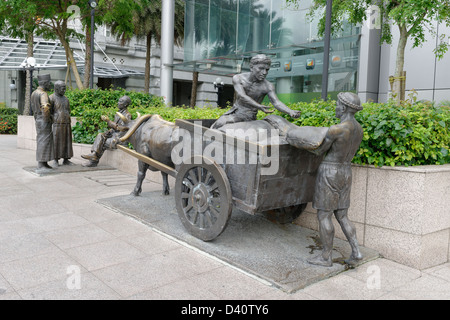 'La rivière Merchants' sculpture en bronze de Fullerton Hotel et Boat Quay Singapour. Créé par Aw Tee Hong Banque D'Images