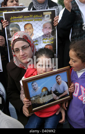 10 févr. 27, 2013 - Jérusalem, Jérusalem, territoire palestinien - des parents de prisonniers palestiniens détenus dans les prisons israéliennes détiennent leurs portraits au cours d'une manifestation en face de la Croix de Jérusalem, le 28 février 2013, en soutien aux prisonniers palestiniens en grève de la faim (Image Crédit : © Mahfouz Abu Turk/APA Images/ZUMAPRESS.com) Banque D'Images