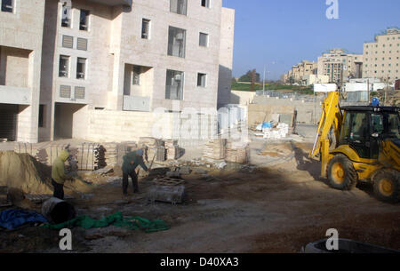 10 févr. 27, 2013 - Jérusalem, Jérusalem, territoire palestinien - travaillent à un site de construction de logements dans la colonie de Kiryat Moré au sud de Jérusalem le 28 février 2013. La construction par Israël à Jérusalem-Est est une stratégie délibérée visant à empêcher la ville de devenir la capitale de deux états, un rapport interne de l'UE a trouvé, exhortant les députés à un financement global pour toute les activités de colonisation (crédit Image : © Mahfouz Abu Turk/APA Images/ZUMAPRESS.com) Banque D'Images