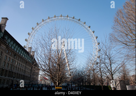 Vue vers le London Eye de Chichely Street, Londres, Angleterre, Royaume-Uni Banque D'Images