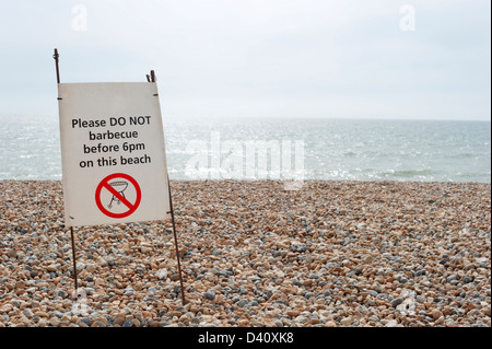 Inscription se lit comme suit : VEUILLEZ NE PAS barbecue avant 18 h sur cette plage. Brighton & Hove, East Sussex, UK Banque D'Images