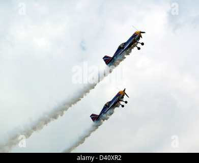 L'équipe Red Bull Matadors tirant jusqu'à commencer leur voltige impressionnant affichage à l'Biggin Hill Air Show 2010 Banque D'Images