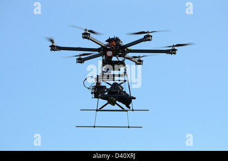 Drone en vol et l'appareil photo numérique sur un vol de véhicule aérien sans pilote (UAV), avec six rotors, utilisé la photographie aérienne ou filmer close up Banque D'Images