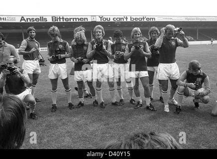 Photocall de l'équipe du club de football Aston Villa 1976. Tourner les appareils photo sur les photographes footballeurs LtoR Ray Graydon, Chris Nichols, John Deehan, Keith Masefield, Andy Gray, John Robson, Steve Hunt, Frank Carrodus, Ian Ross et Gordon Smith Banque D'Images