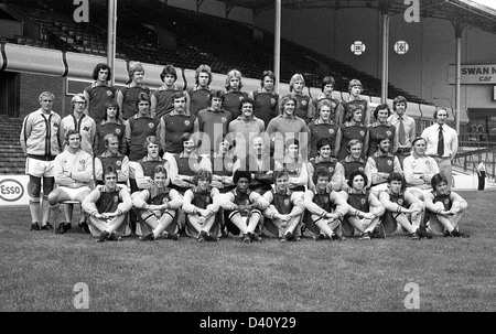 Équipe du club de football Aston Villa 1976 au dernier rang Charles Young, John Deehan, David Evans, David Hughes, Keith Masefield, Keith Williams, Steve Hunt, Ian Hendry, Gordon Cowans. Middle Frank Upton, Peter Downs, Brian Little, Michael Buttress, Keith Leonard, Michael Parsons, John Burridge, Jake Findlay, Andy Gray, Frank Carrodus, Bobby McDonald, Dave Richardson, Tony Barton. 2e rangée Roy McLaren, Ray Graydon, Gordon Smith, Leighton Phillips, John Gidman, Ron Saunders, John Robson, Dennis Mortimer, Ian Ross, Chris Nichols, Bill Shorthouse. Front Noel Fagan, Adrian O'Dowd, Gavin Price, Ivor Linton, Mart Banque D'Images