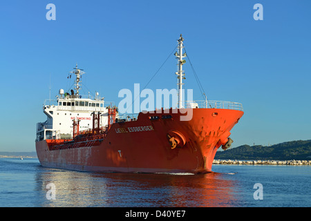 Bateau de pétroliers, l'Liesel Essberger, aller à la mer Méditerranée via le Canal de Caronte, Martigues, France Banque D'Images