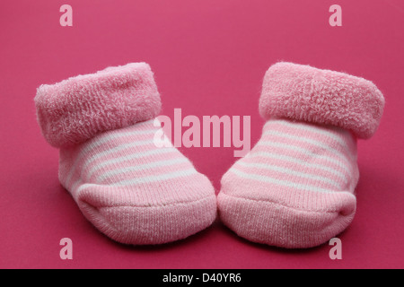 Chaussettes Bébé rose sur fond rose Banque D'Images