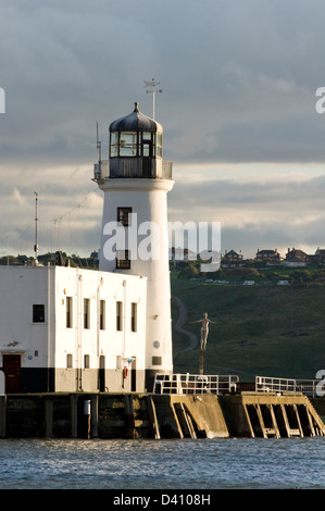 Scarborough phare dans le lumière du soir. Banque D'Images