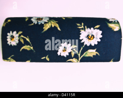 Rouge à lèvres Floral de soie bleu fort isolé sur fond blanc Banque D'Images