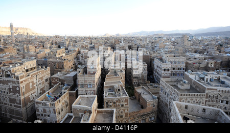 Vue sur la vieille ville de Sana'a, la capitale du Yémen, montrant le typique en brique rouge et blanc construit des maisons. Banque D'Images