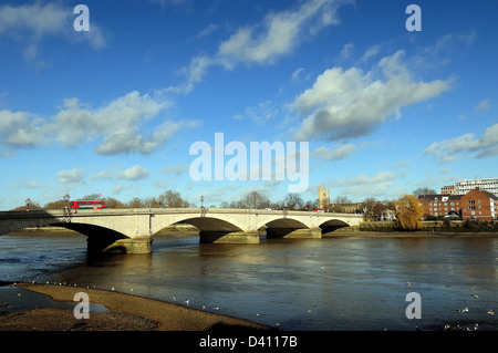 Tamise et Putney bridge Londres Banque D'Images