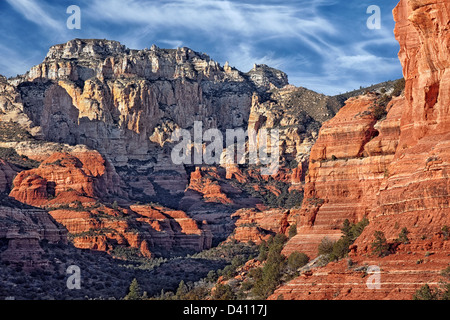 Les nuages passent sur les pentes des parois du canyon de l'Arizona's Red Rock Secret Mountain Wilderness Area près de Sedona. Banque D'Images