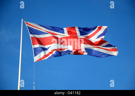 British Union Jack flag fluttering sur mât Banque D'Images