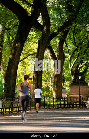 Footing matinal dans Central Park, Manhattan New York USA Banque D'Images