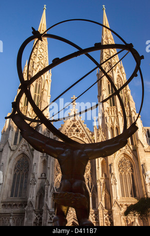 La Cathédrale St Patrick avec statue en bronze d'Atlas dans l'avant-plan, New York City USA Banque D'Images