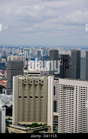 Marina Bay Sands vues pont,Pan Pacific Hotel Hilton Hôtel centenaire,,quartier des affaires du centre-ville par la baie,Singapour Banque D'Images