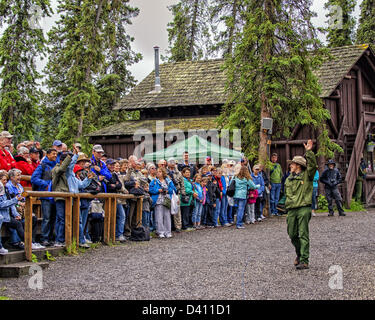 28 juin 2012 - L'Arrondissement de Denali, Alaska, États-Unis - un National Park Service mémoires ranger une foule de visiteurs au parc national Denali et préserver des chenils de chiens de traîneau Husky avant une démonstration d'un mode de transport de l'Alaska. (Crédit Image : © Arnold Drapkin/ZUMAPRESS.com) Banque D'Images