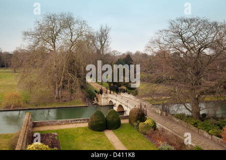 Clare College pont et jardins avec la River Cam, les dos, Université de Cambridge, Cambridge Angleterre Royaume-Uni Banque D'Images