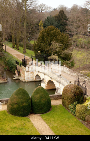 Clare College - Jardins, le pont et la rivière Cam, Université de Cambridge, England, UK Banque D'Images