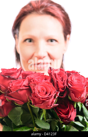 La femme d'âge moyen avec un bouquet de roses rouges, se concentrer sur un avant-plan Banque D'Images