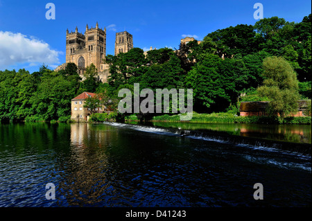 Voir l'usure de l'autre côté de la rivière en direction de la cathédrale de Durham Banque D'Images