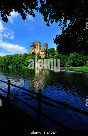 Voir l'usure de l'autre côté de la rivière en direction de la cathédrale de Durham Banque D'Images