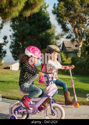 Mixed Race girls playing outdoors Banque D'Images