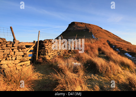 Une aube vue de Pen-y-ghent, l'un des Trois Pics, dans le Yorkshire Dales National Park, England Banque D'Images