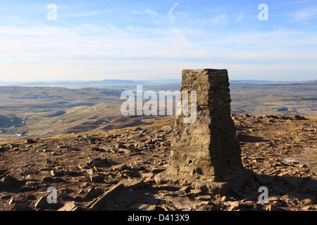 Le trig point sur le sommet de Pen-y-ghent, un des trois montagnes de pointe dans le Yorkshire Dales National Park, England Banque D'Images