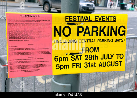 Inscrivez-vous sur la rue George Liste des interdictions de stationnement qui causent des perturbations pendant le Festival d'Édimbourg, Écosse, Royaume-Uni Événements Banque D'Images
