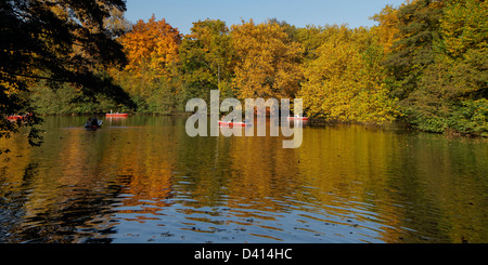 Lac dans le Tiergarten en automne, Berlin Centre Berlin, Allemagne Banque D'Images