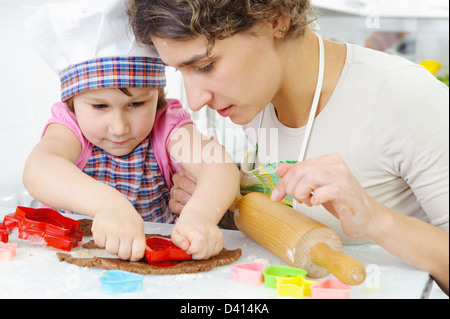 Jeune mère en fille façonner les cookies Banque D'Images