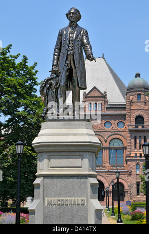 Statue de John MacDonald Assemblée législative Queen's Park Toronto (Ontario) Canada Capitale premier premier ministre du Canada Banque D'Images