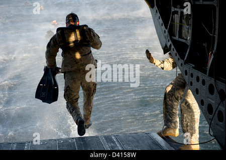 US Green Beret des soldats des forces spéciales de secours à l'arrière d'un hélicoptère CH-47 Chinook dans une baie au cours de formation helocast 6 février 2013 à la base aérienne d'Eglin, en Floride. Helocasts permettent d'insérer des petites unités dans une zone militaire de l'opération par hélicoptère pour effectuer des missions. Banque D'Images