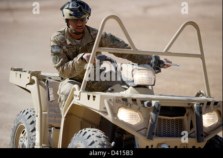 US Green Beret des soldats des forces spéciales d'effectuer des manoeuvres hors route tactique léger avec les véhicules tout-terrain le 11 février 2013 à Fort Bliss, au Texas,. Bérets verts formés avec l'LTATVs à gagner la familiarisation avec les véhicules pour manoeuvrer à travers le terrain en Afghanistan. Banque D'Images