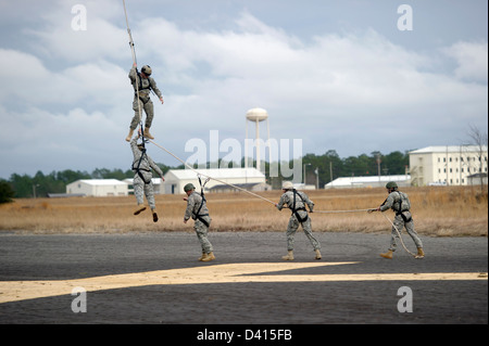 US Green Beret des soldats des forces spéciales au cours d'un événement de formation le 5 février 2013 à la base aérienne d'Eglin, en Floride. Les bérets verts pratiquée à but d'extraction d'Insertion permet d'insérer rapidement ou de l'extrait des soldats du terrain qui ne permet pas aux hélicoptères à terre. Banque D'Images