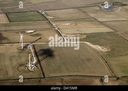 Vue aérienne d'une ferme éolienne en milieu rural en construction près de l'East Yorkshire, Withernwick Banque D'Images