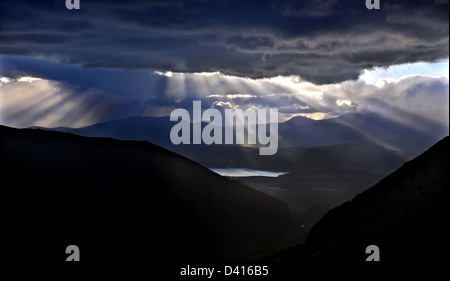 Pluie sur la route de la "nombril du monde", l'ancienne cité de Delphes, Fokida, Grèce centrale. Photo prise à proximité de la ville de Arachova. Banque D'Images