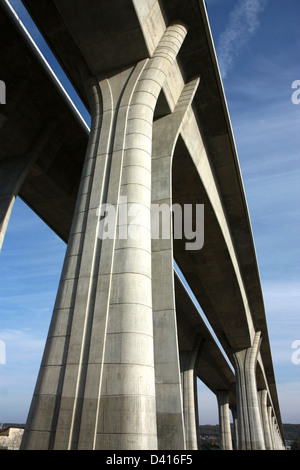 Long et haut sur la vallée de pont en béton Banque D'Images